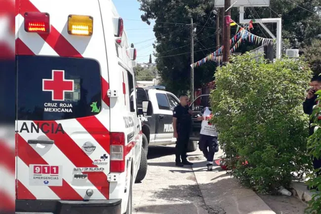 Sufre fuerte descarga eléctrica; cae de tercer piso