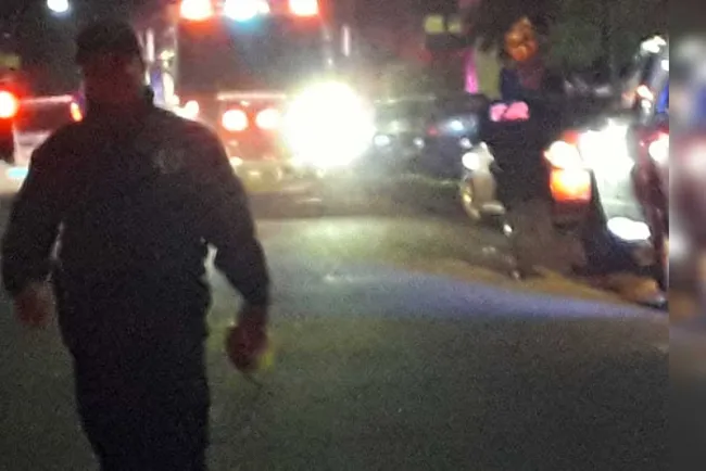 Lo levantan en la calle y lo golpean