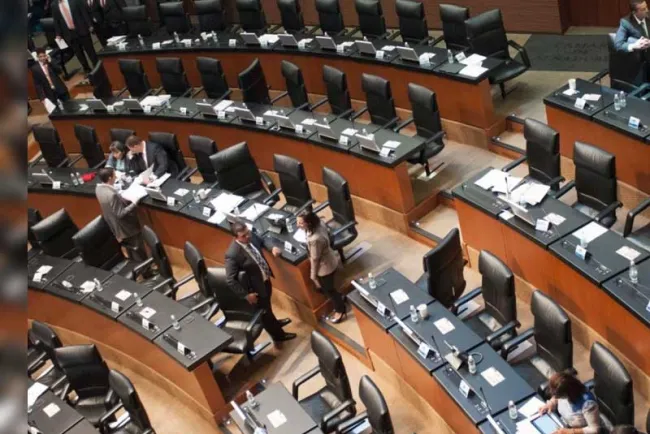 Despide senador de Morena a secretaria particular embarazada