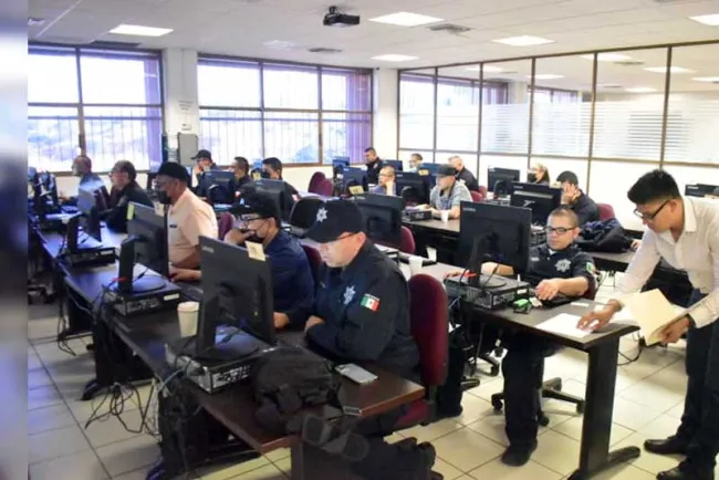 Terminan 130 policías municipales examen de preparatoria