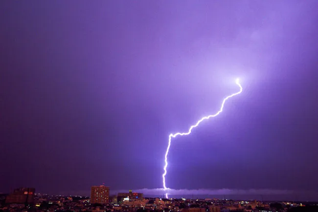 Advierten por uso del celular durante tormenta eléctrica