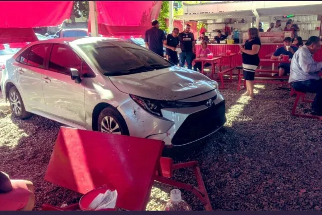 Conductora pierde control y se mete a una taquería, hay 4 lesionados