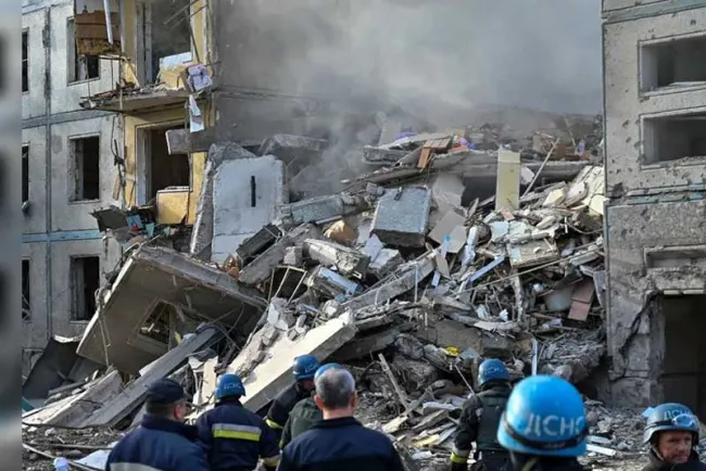 Reporta Ucrania al menos 12 muertos tras bombardeos rusos en Zaporiyia