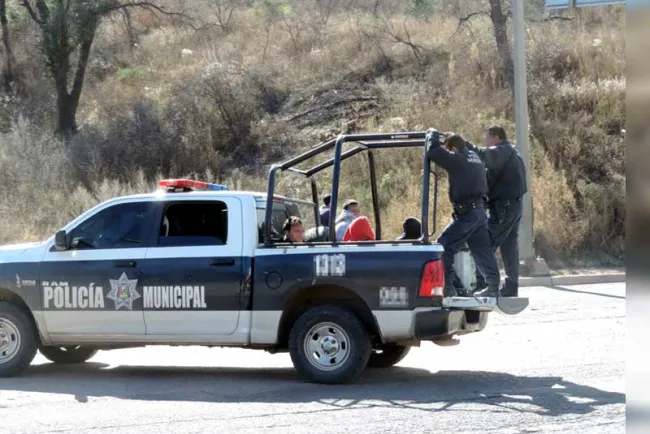 Fumaba marihuana con una manzana; lo arresta la policía