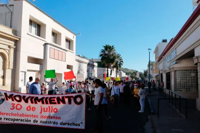 Jubilados y pensionados del Isssteson realizan marcha-manifestación