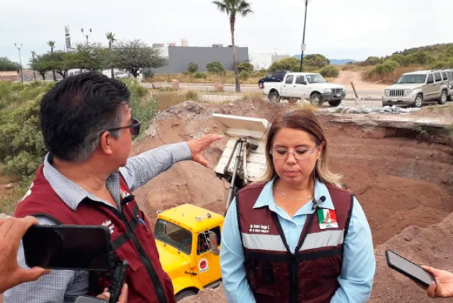 Supervisan reparaciones en áreas afectadas por socavones