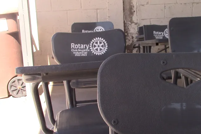Apoya Club Rotario con entrega de mesabancos