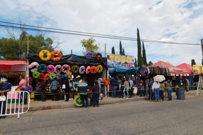 Acuden vendedores a tramitar permiso para la Feria del Hueso