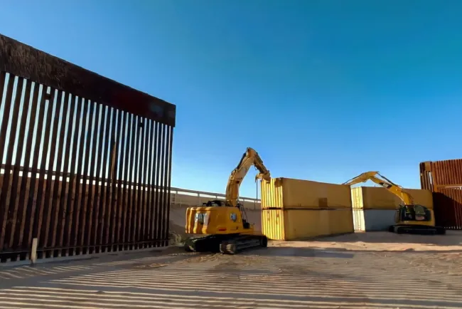 Ordena gobierno de Biden retirar contenedores en muro de Arizona