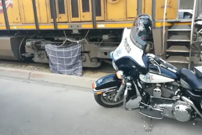 Pierde sus dedos al cruzar por debajo del tren
