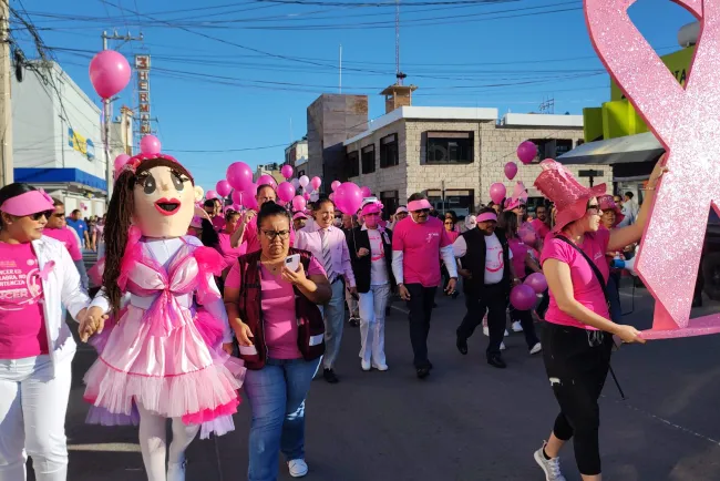 Realizan marcha contra el cáncer de mama