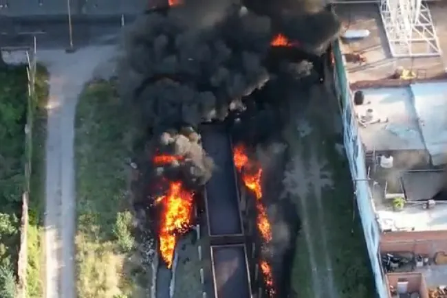 Explota pipa de combustible por querer ganarle al tren