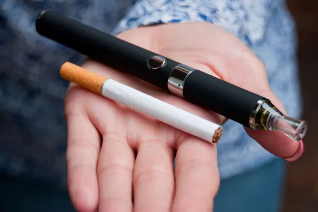 Encuentran químico para matar cucarachas en vapeadores