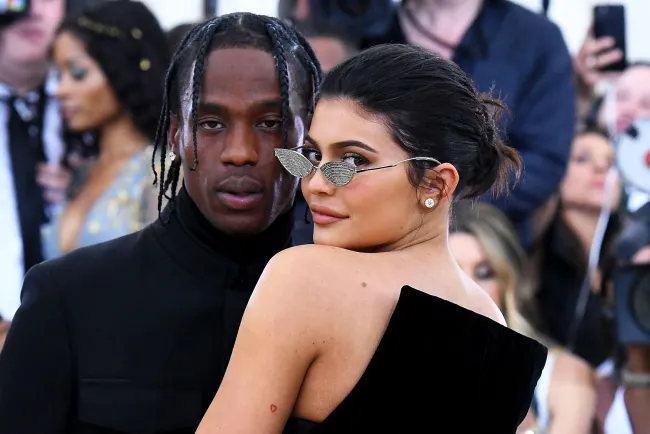 Enfrenta Kylie Jenner rumores de infidelidad de Travis