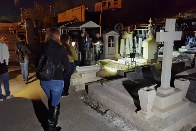 Buscan actividad paranormal en panteón de la Reforma