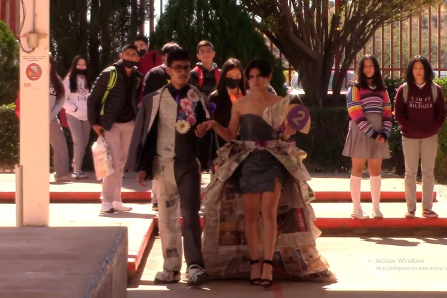 Organizan pasarela de trajes con material reciclado