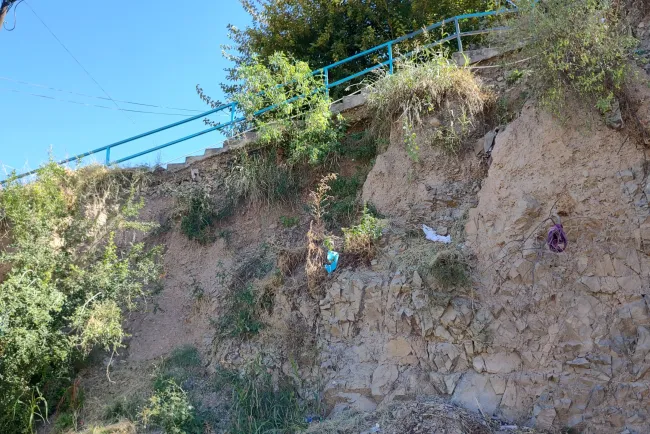 Reportan socavón en área de escalinatas del Embarcadero