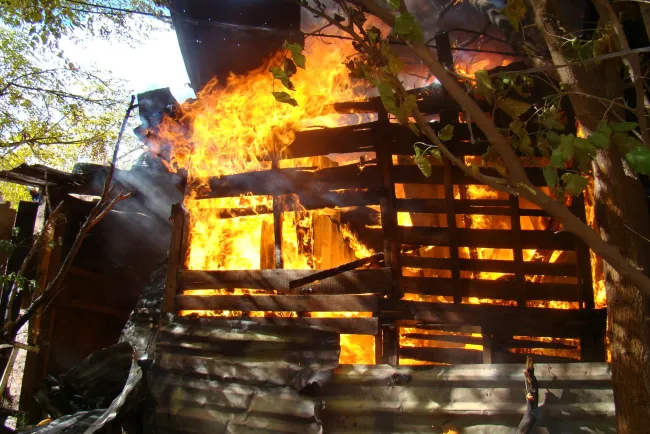 Incendian vivienda y vehículos con bombas “molotov”