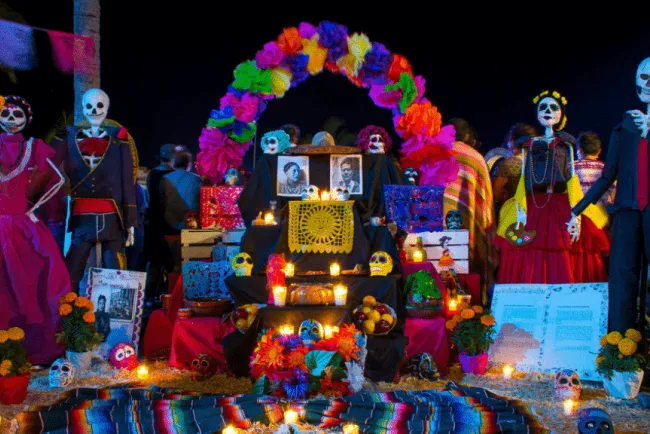 Llaman a tener cuidado con velas en altares de muertos