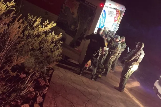 Localizan a migrantes en camión de mudanza