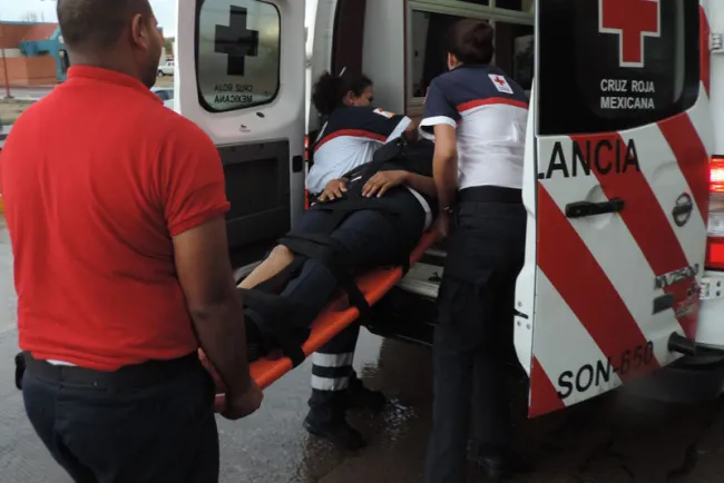 Hospitalizan a mujer ebria luego de ser atropellada
