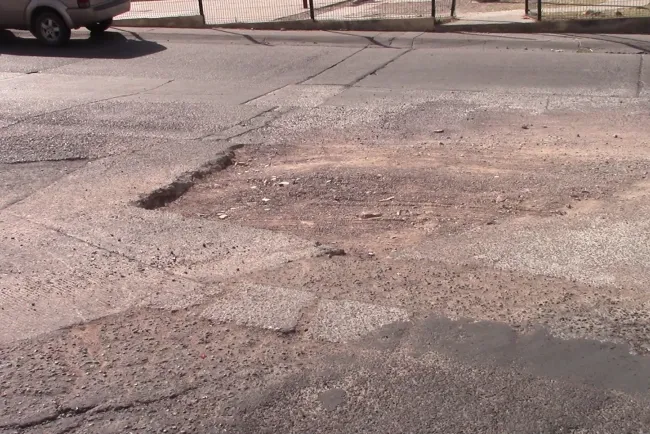 Reparan fuga de agua, pero no arreglan calle