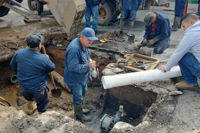 Alertan por reparación de Oomapas en cruce vial