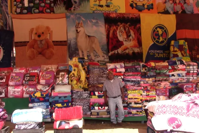 Es Karely Ruiz la más solicitada en la Feria del Hueso