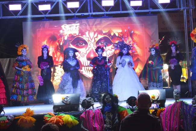 Realizan pasarela de catrinas en Feria del Hueso