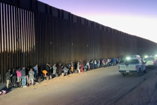Detienen a más de 100 migrantes