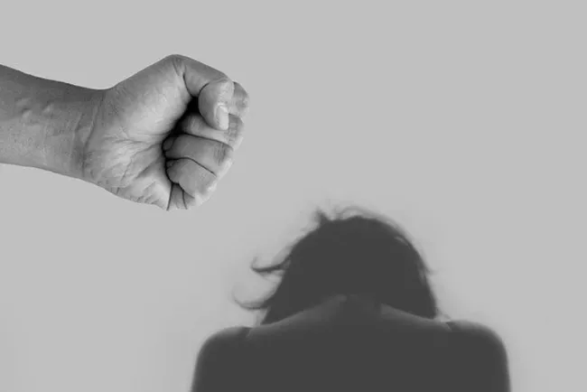 Golpea a su esposa frente a sus hijos