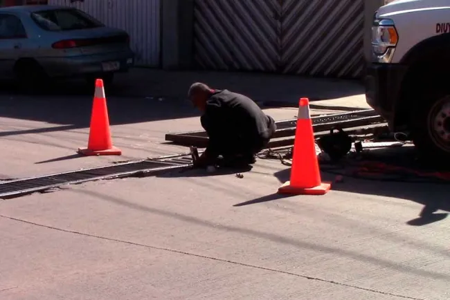 Reparan alcantarillas de calle Internacional