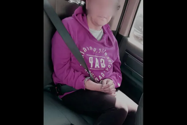 En prisión preventiva madre acusada por maltrato infantil