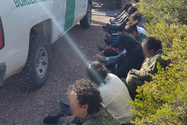 Detienen a “pollero” con 16 indocumentados