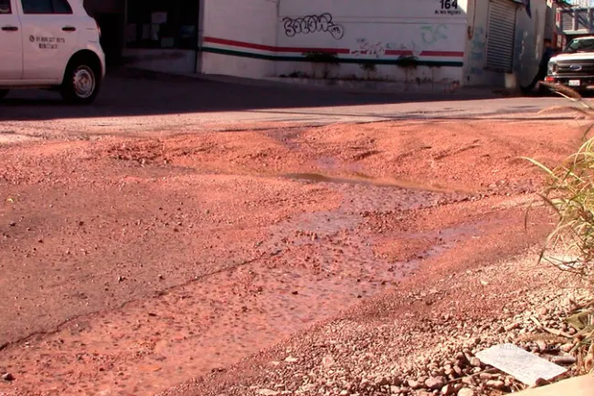 Piden a Oomapas a reparar bache y fuga de agua
