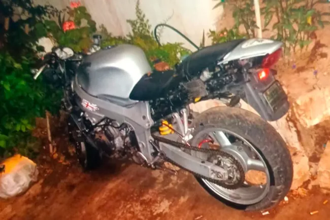 Localizan moto en estado de abandono