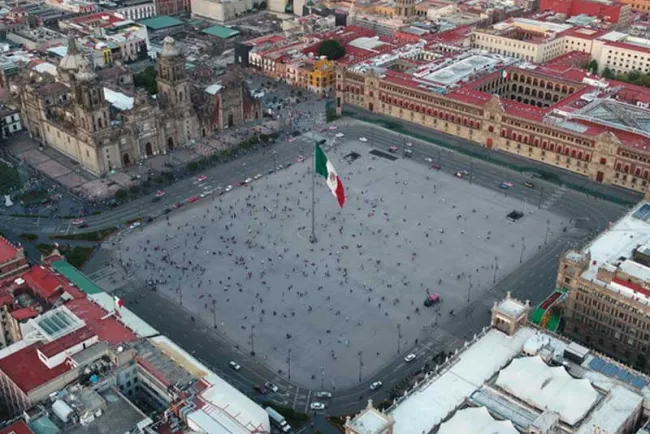Liberan López Obrador y Sheinbaum Zócalo para marcha por el INE
