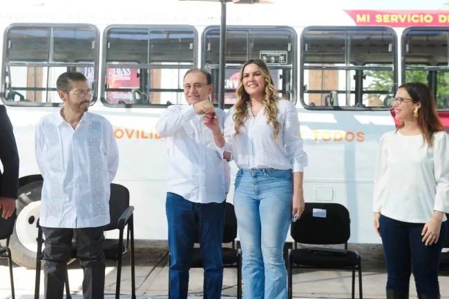 Entrega gobernador camiones en Navojoa y Hutabampo