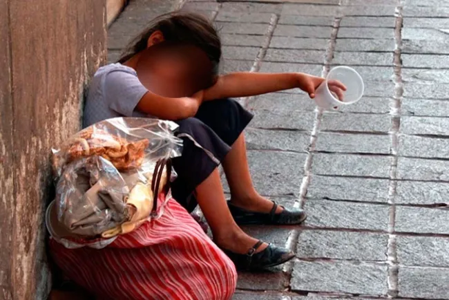 Prohibido usar a menores para mendigar