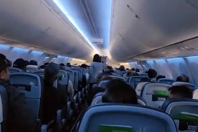Reclama pasajera a AMLO durante vuelo