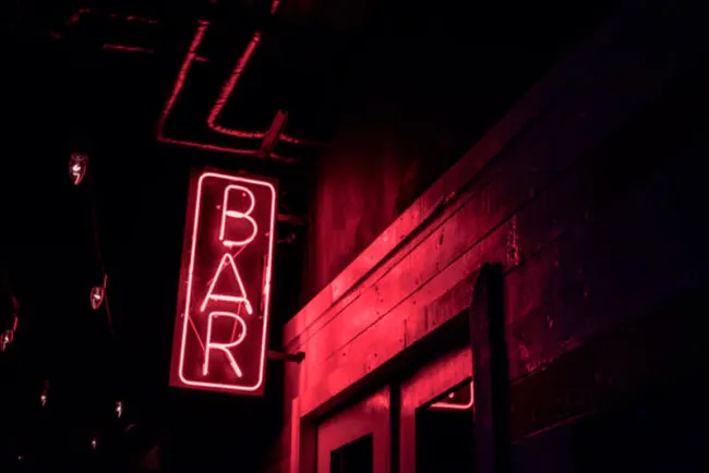 Muerden a guardia por negarles la entrada a un bar