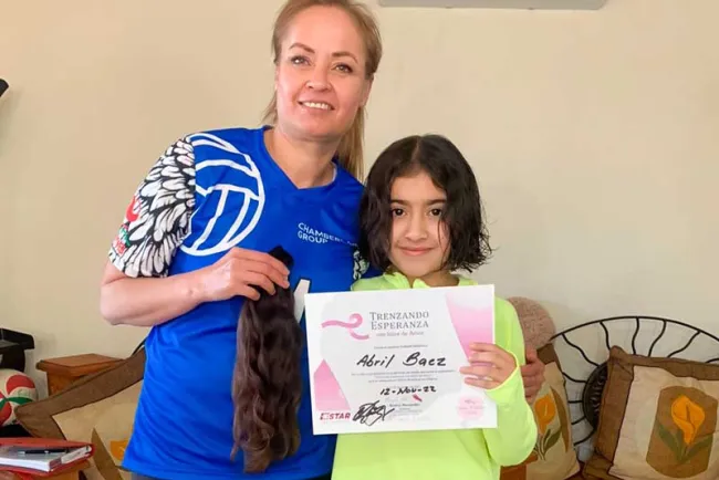 Dona niña su cabello para pacientes con cáncer