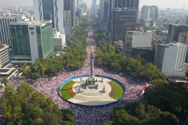 Califica AMLO de “striptease público” la marcha por el INE