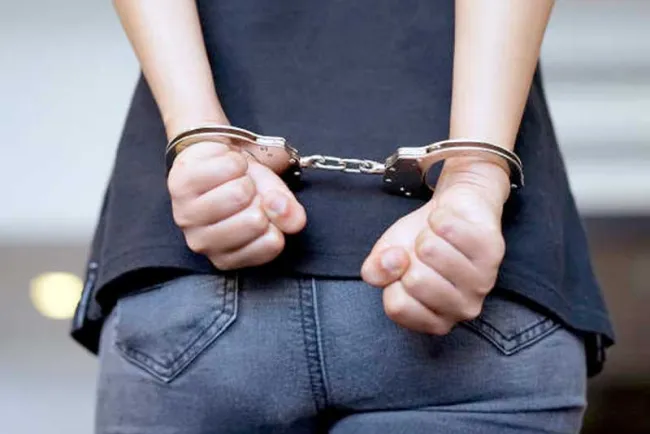 Detienen a mujer que ocasionó daños en una vivienda