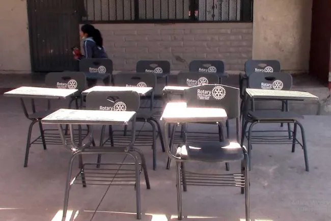 Repara Club Rotario Nogales Industrial pupitres de la primaria “Jesús García”