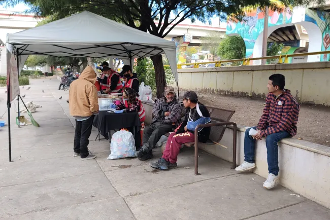Alista Compassion Home cena de acción de gracias para indigentes