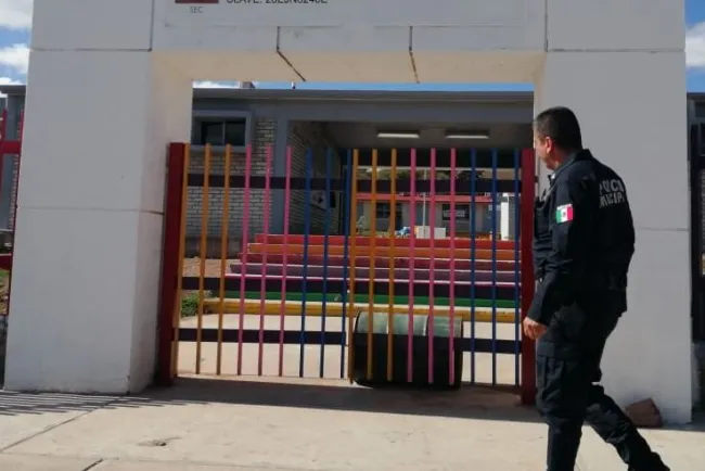 Atracan dos planteles educativos