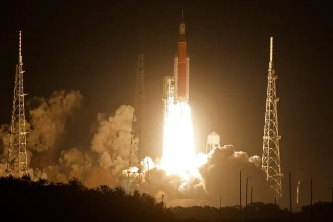Despega cohete de Artemis 1 de la  NASA
