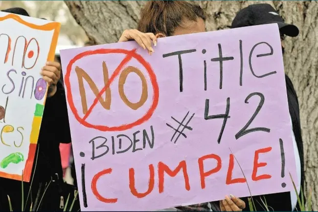 Bloquea juez federal “Título 42”