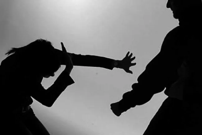 Mujer sufre agresiones de parte de su esposo